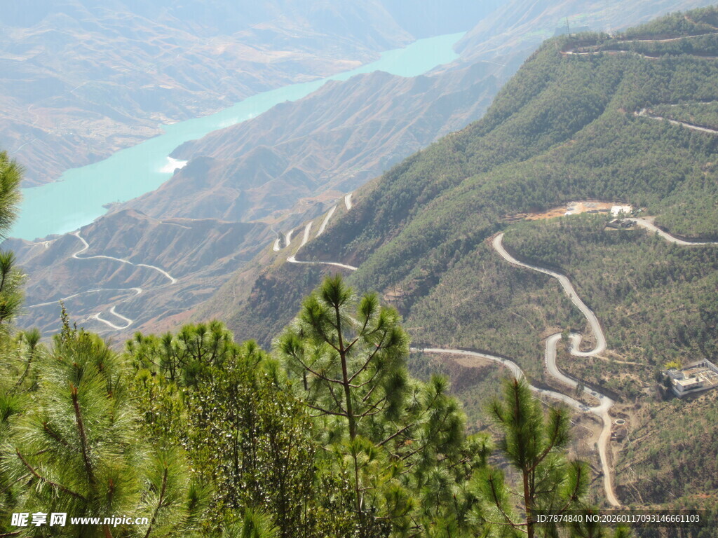 山间蜿蜒公路与秀丽湖景