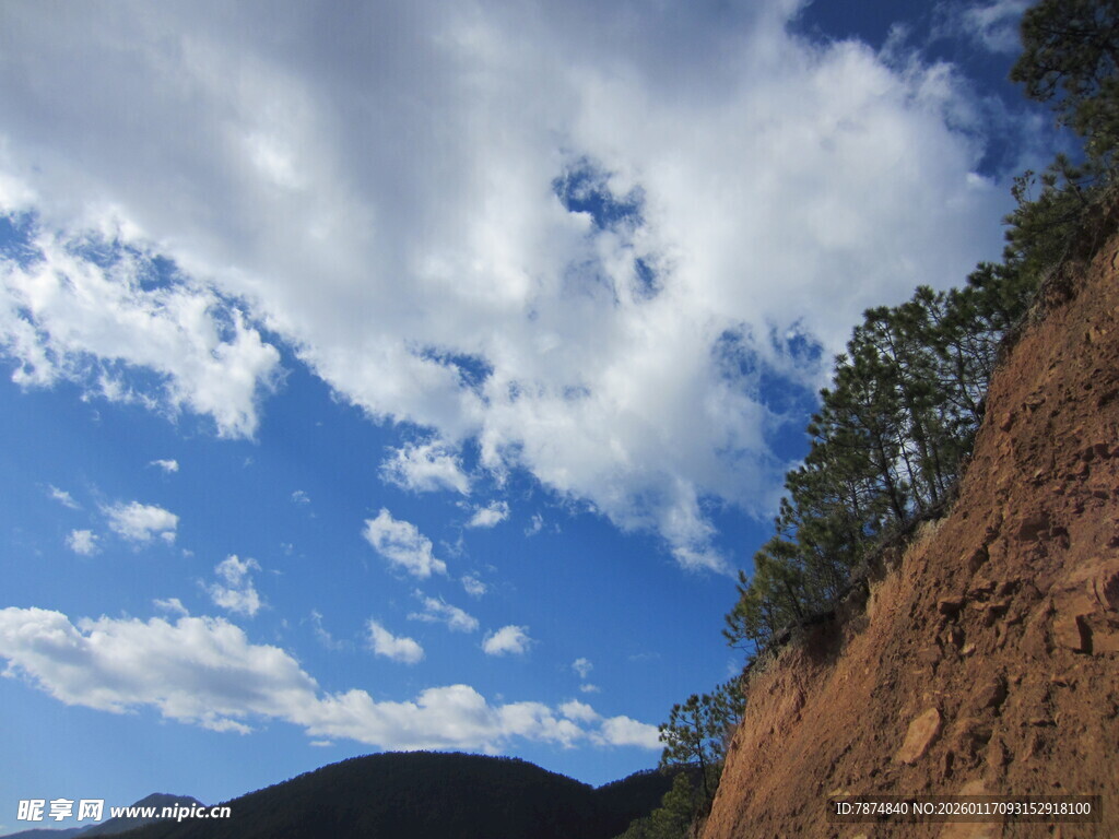 蓝天白云下的山间景致