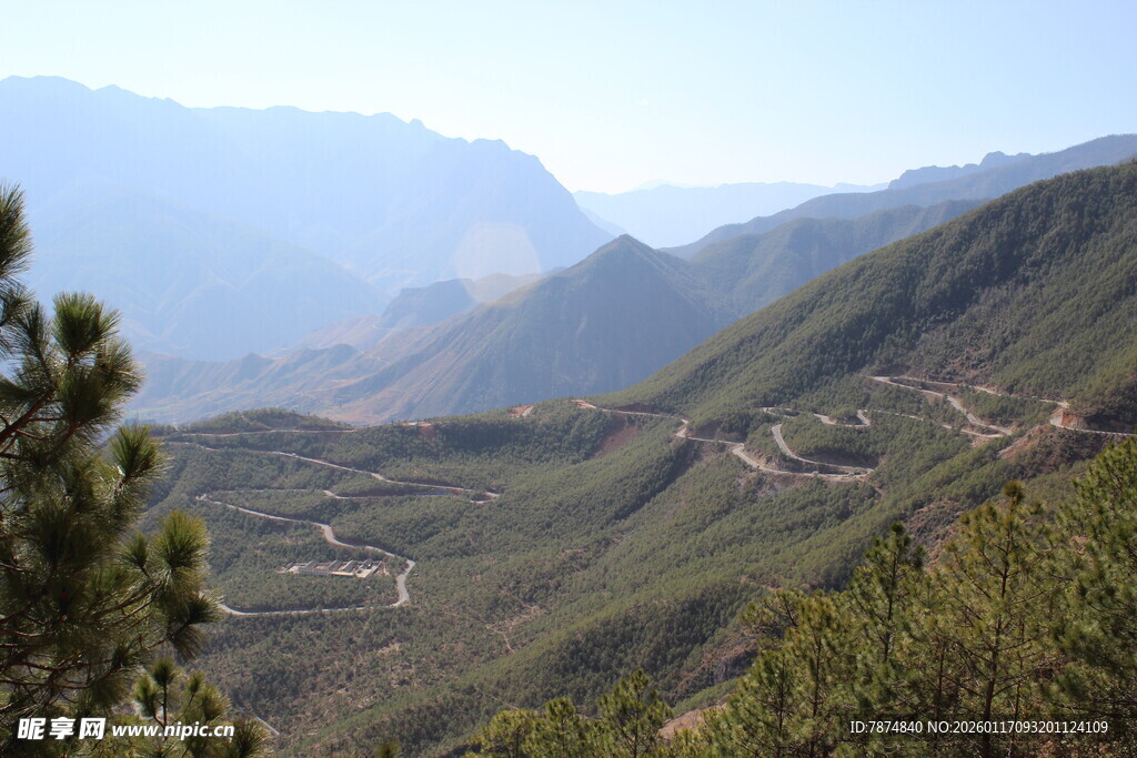 山间风景 蜿蜒道路隐于林