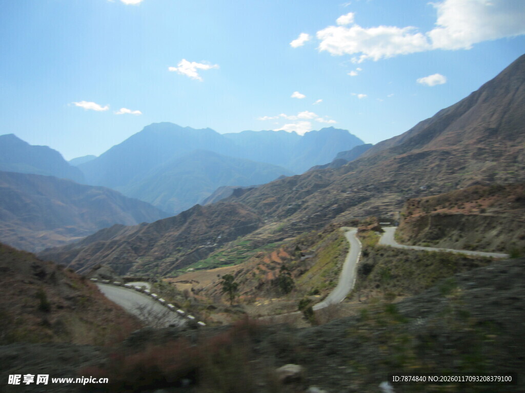 山间蜿蜒公路美景
