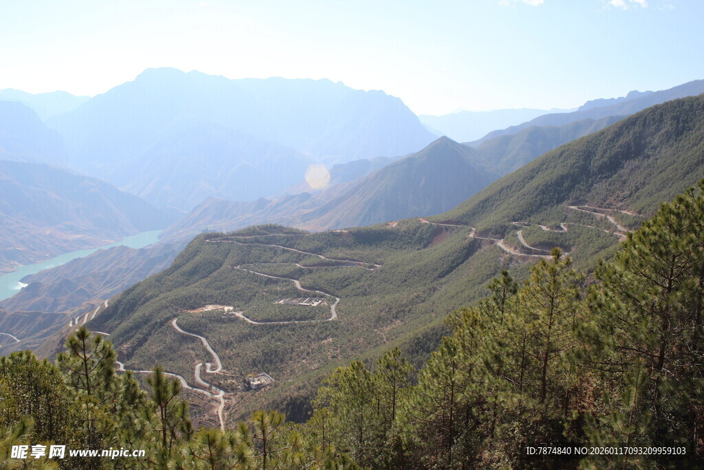 山间美景 葱郁植被与远山