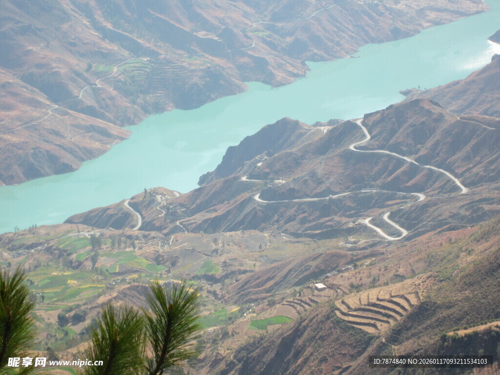 山间绿水蜿蜒公路美景