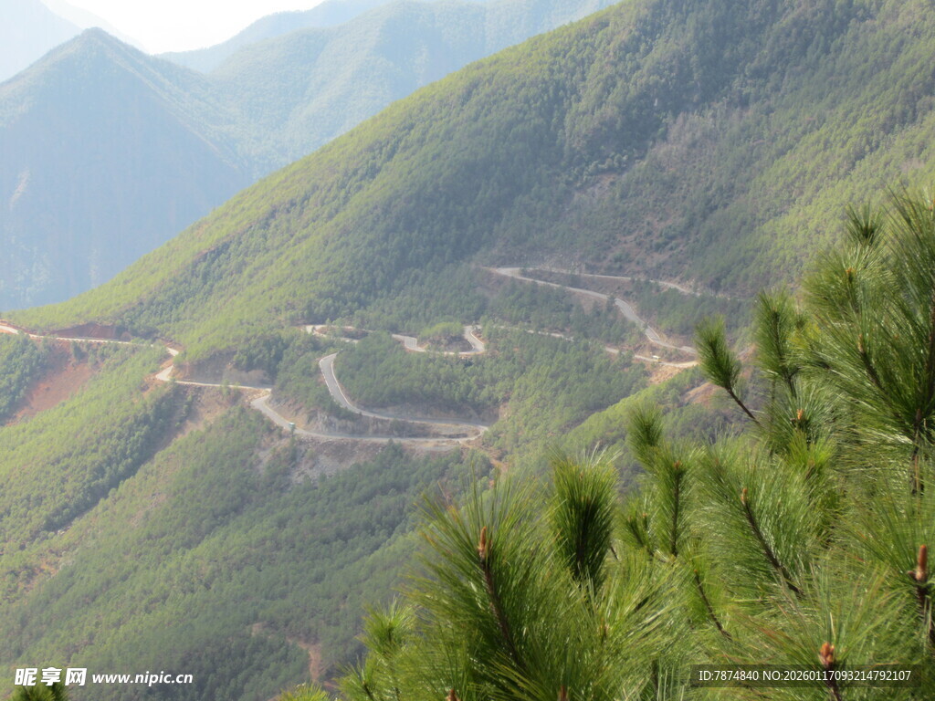 山间蜿蜒公路 绿意盎然
