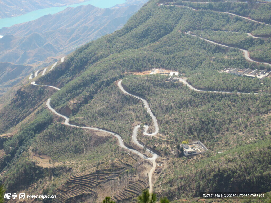 蜿蜒山间公路俯瞰美景