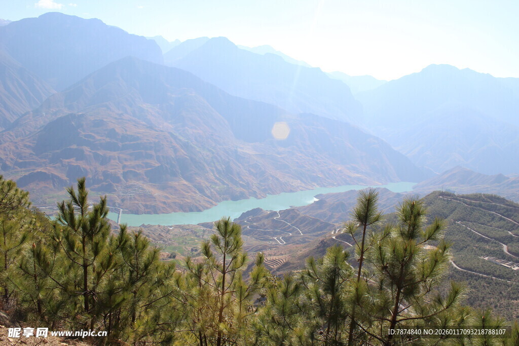 山间碧湖美景