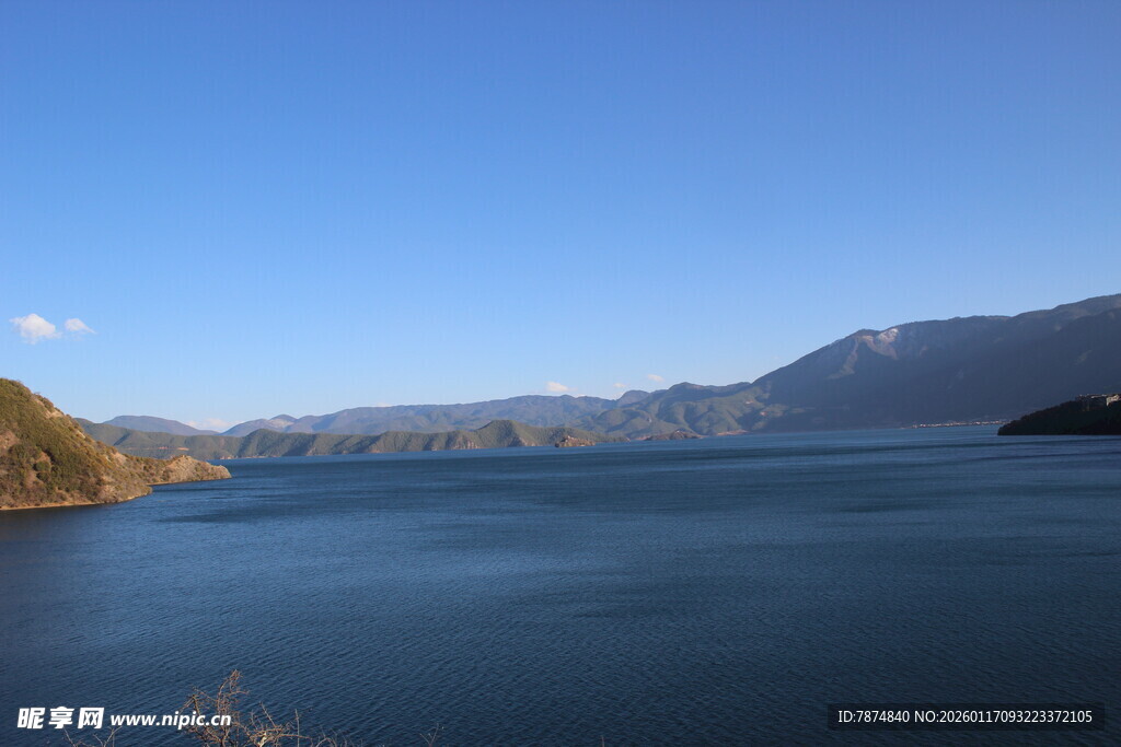 宁静湖畔的壮丽山水风光