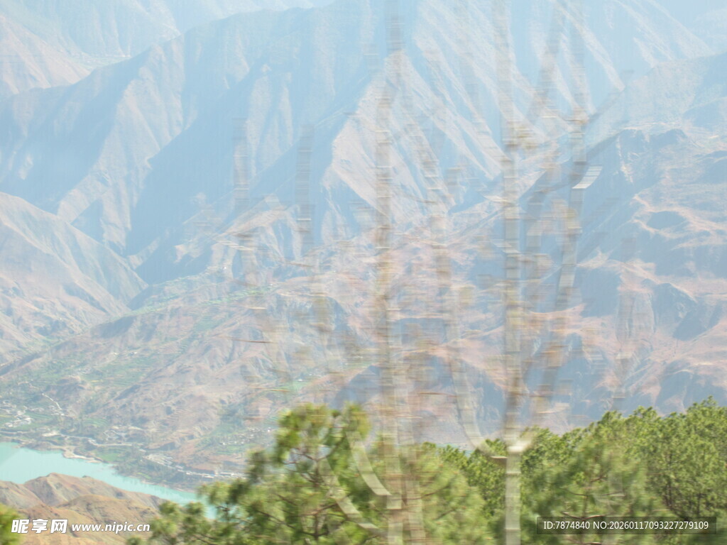 壮丽山景与葱郁植被