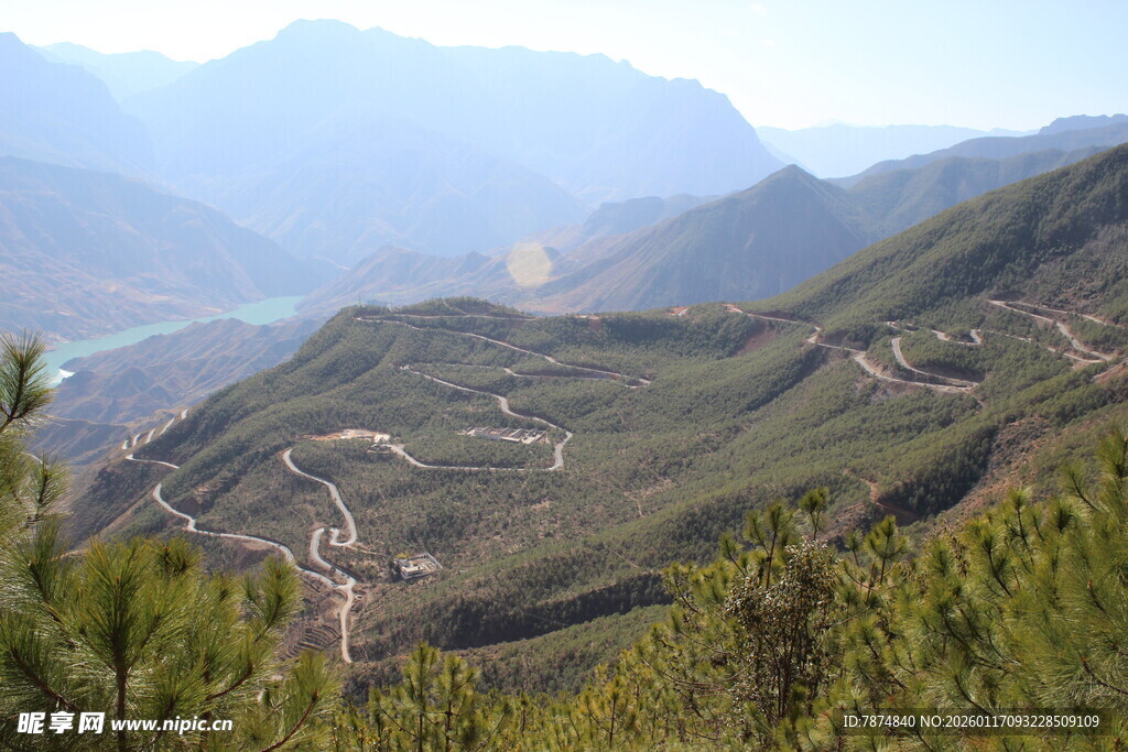 山间蜿蜒公路景色秀丽