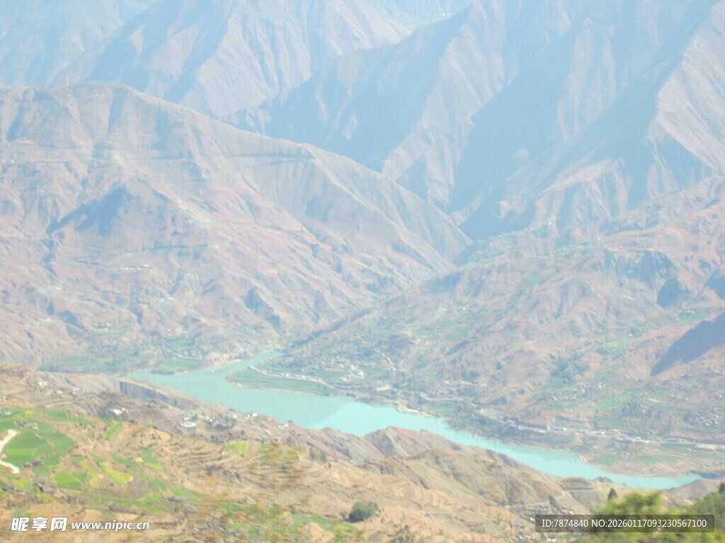 山间碧湖壮丽风光