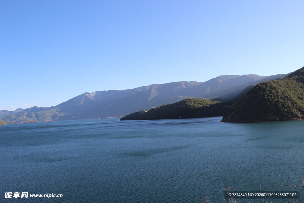 宁静湖景与远山