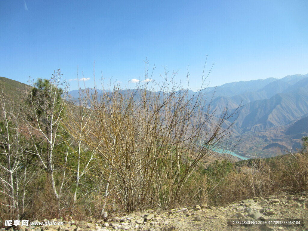 山间荒野景色
