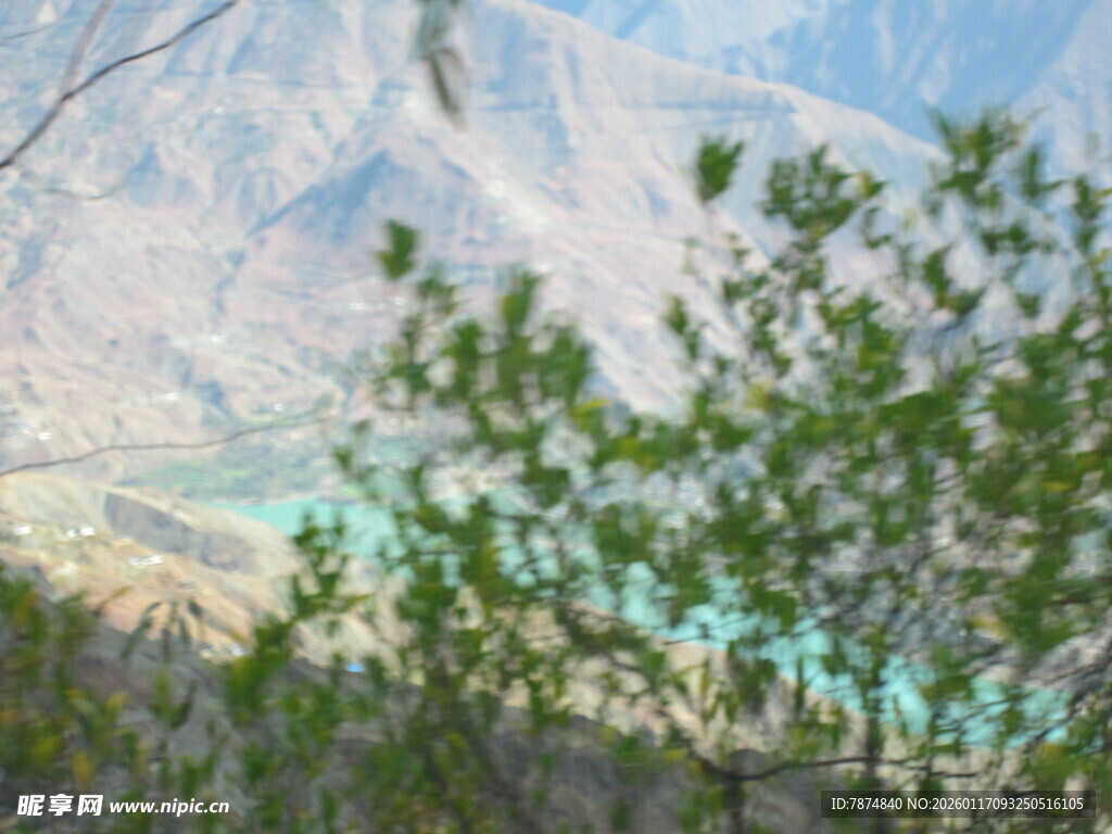 山间绿意与远处湖光美景