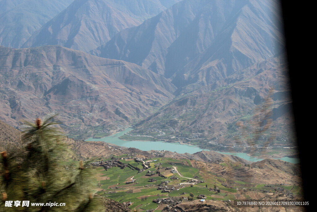 山间碧湖美景