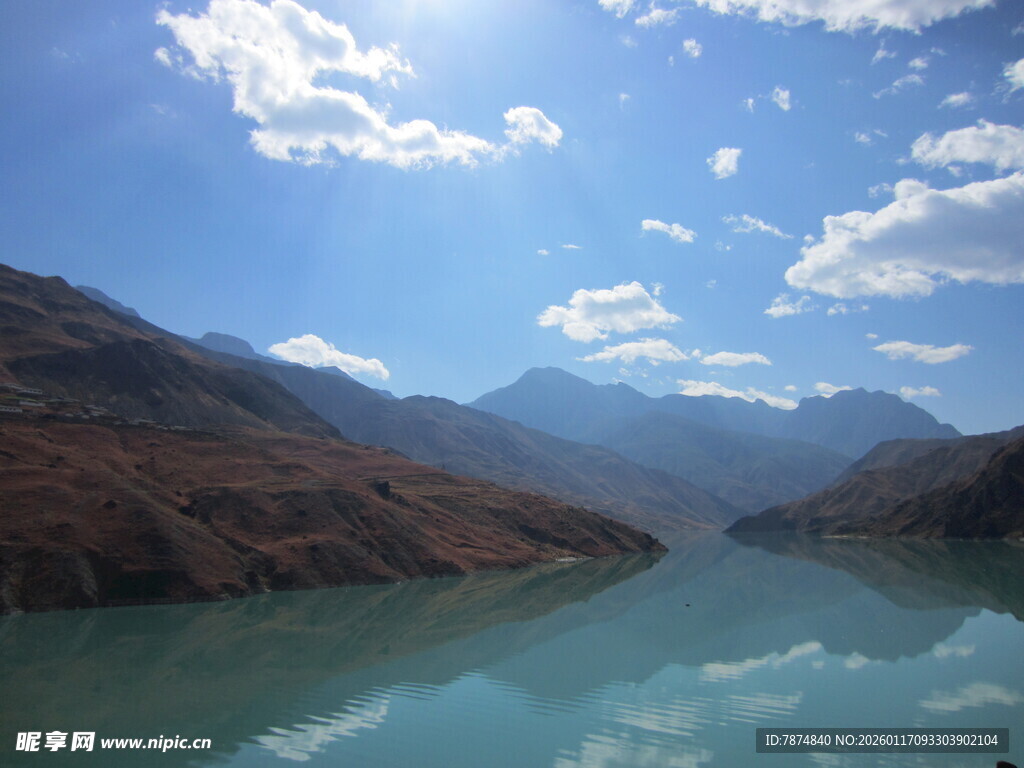 蓝天碧水间的壮丽山水景