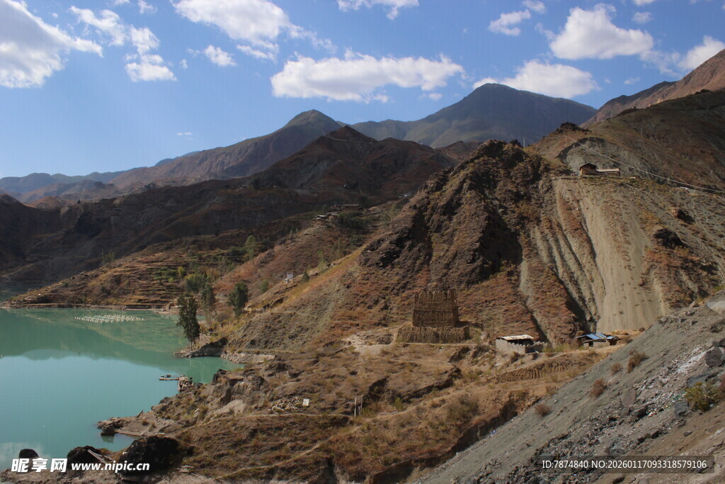 山间碧湖与险峻地貌景观