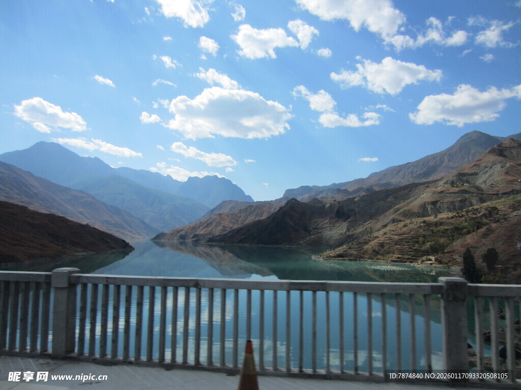 湖畔栏杆处的壮美山景