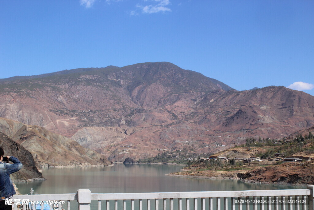 湖畔远山风景秀丽