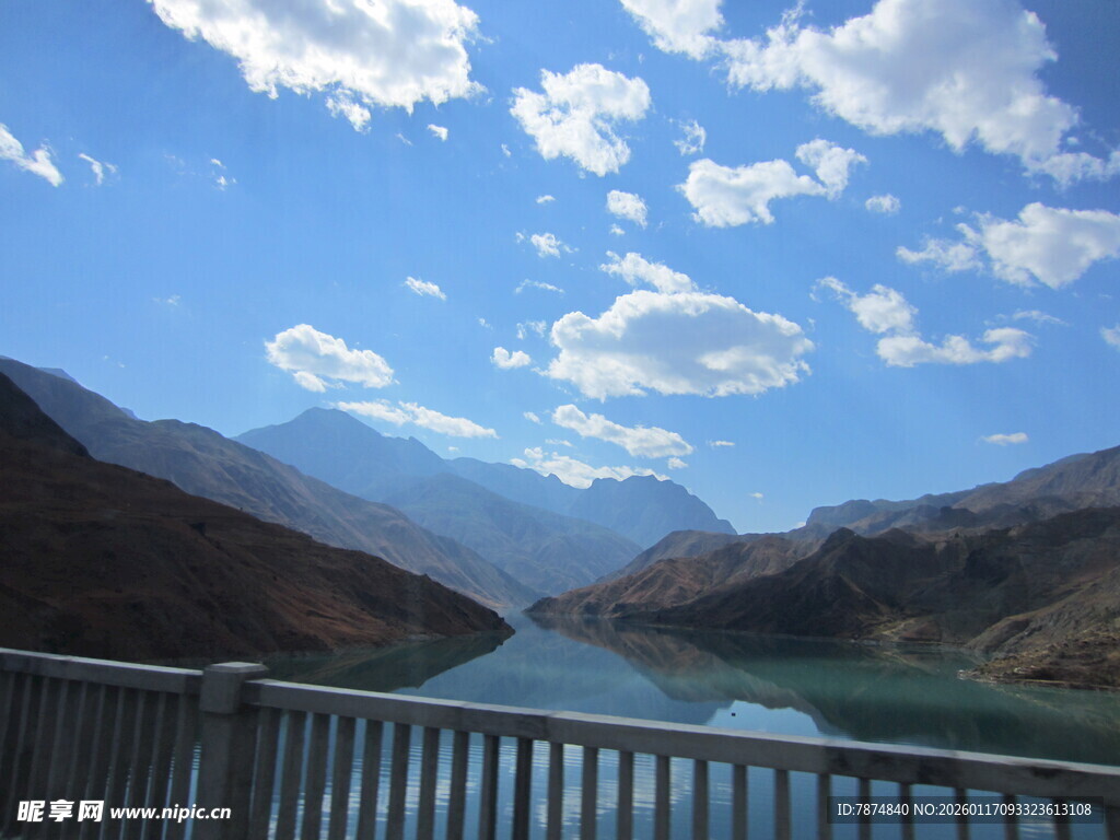 壮丽山水景观俯瞰
