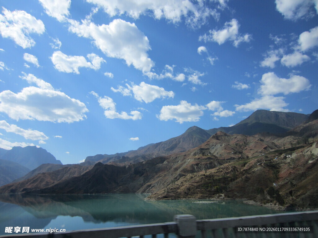 湖畔公路美景