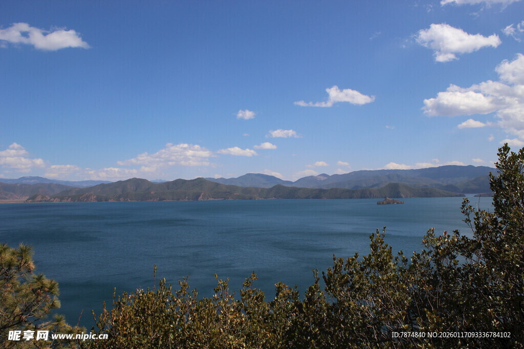 湖畔山林与蓝天白云美景