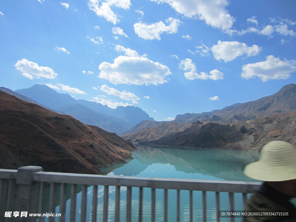 观景台上赏湖光山色