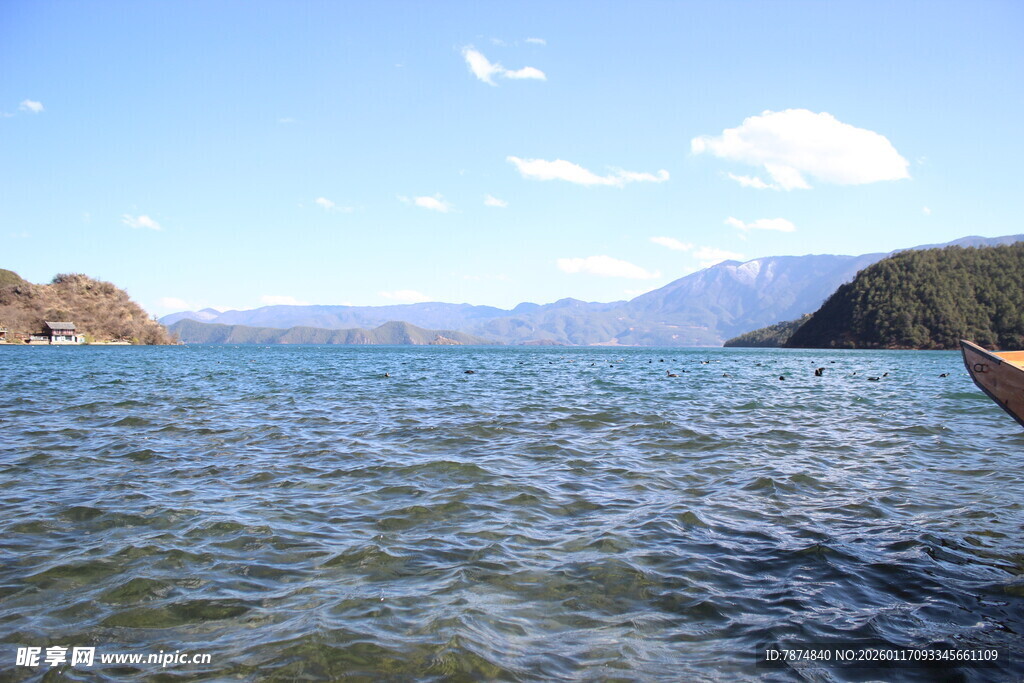 宁静湖水与远处山峦美景