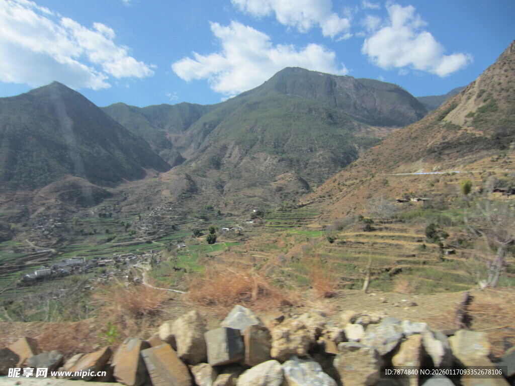 山间石堆与壮阔远山景