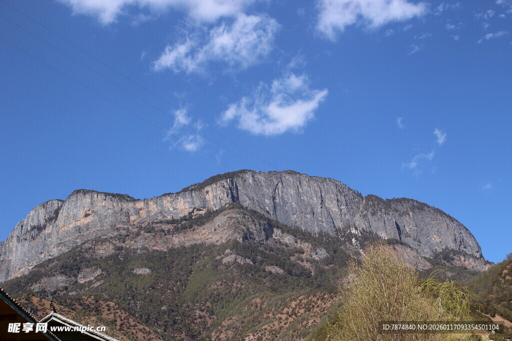 巍峨山峰映蓝天