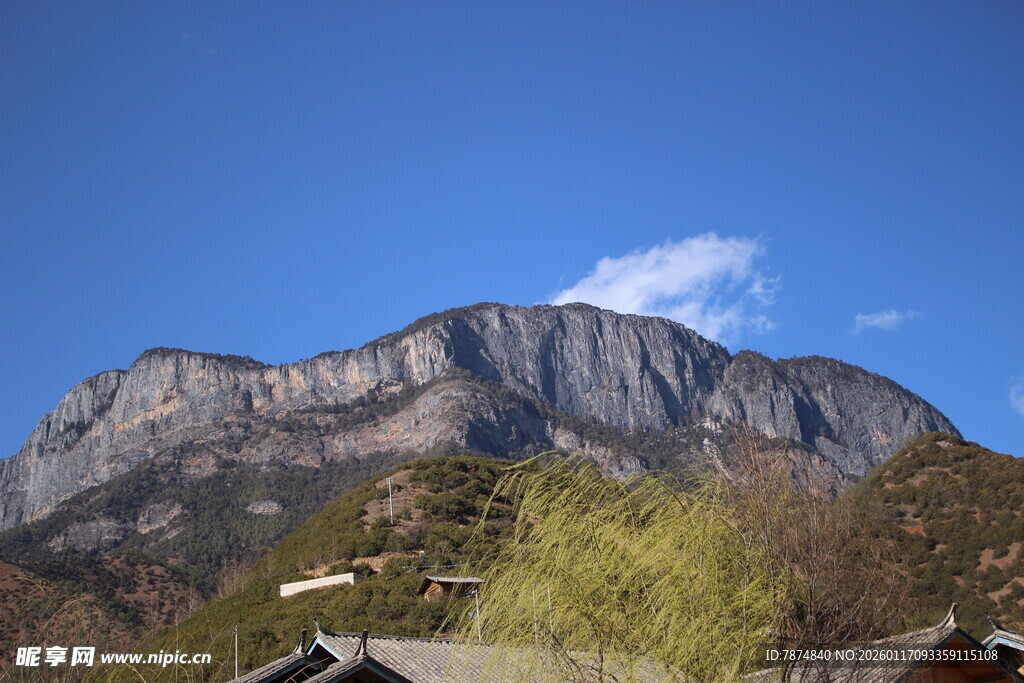 巍峨山峦与蓝天绿树相映