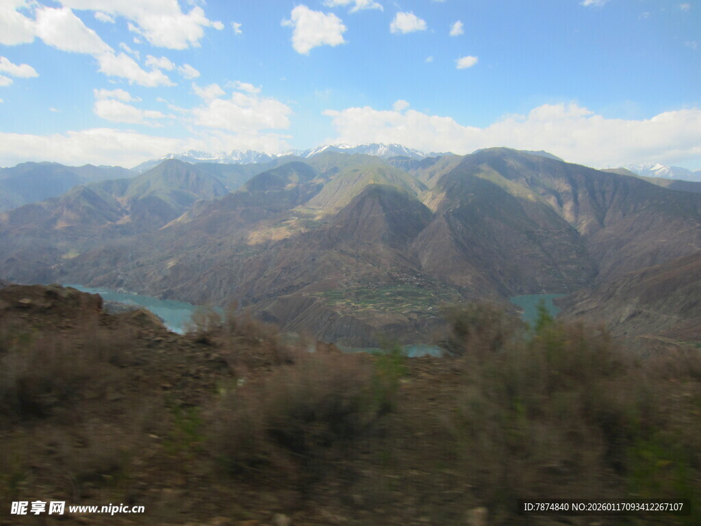 壮丽山景与蓝天