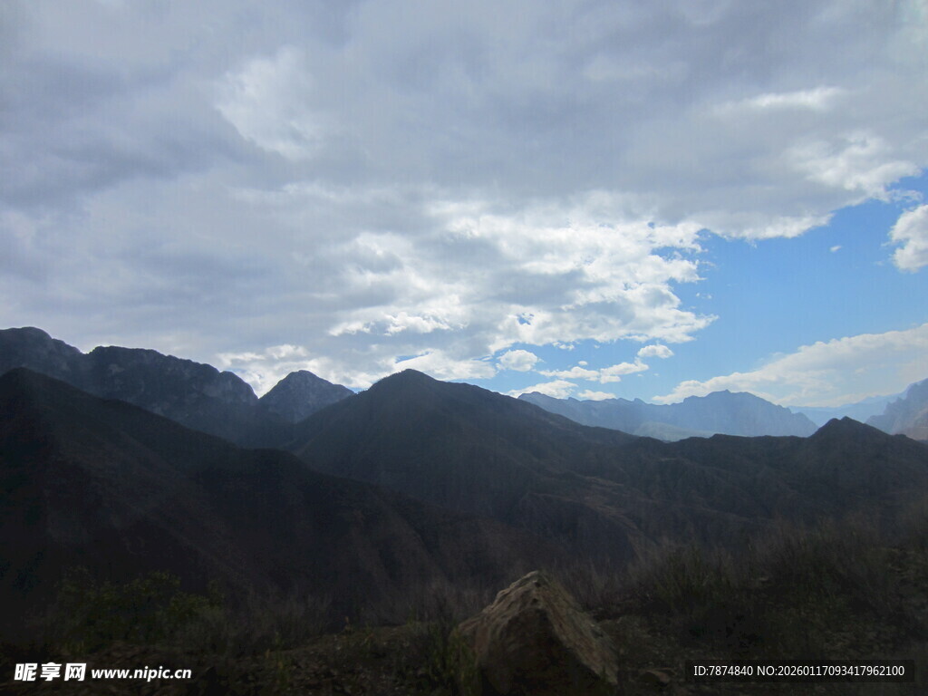 山峦云海间的壮美风光