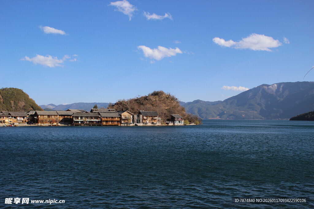 宁静湖畔的山水风光