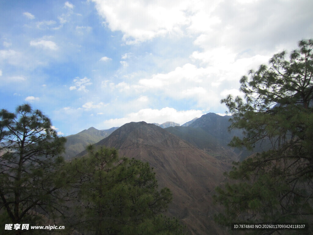 山间景致 蓝天白云绿树