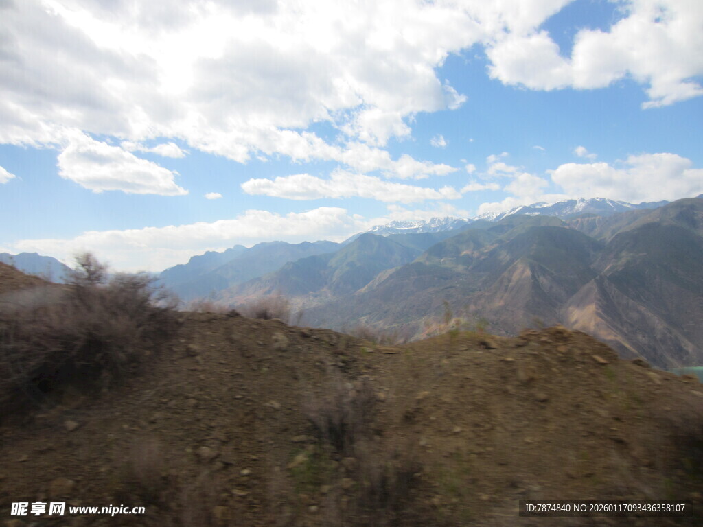 山间风景 蓝天白云映山峦