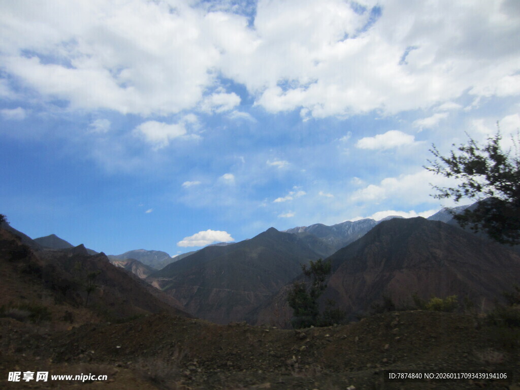 蓝天白云下的山峦景色
