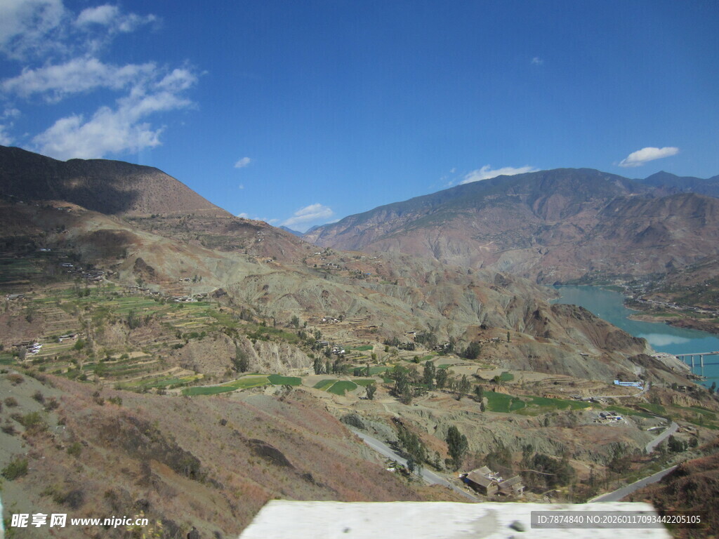 壮丽山河间的碧水景观