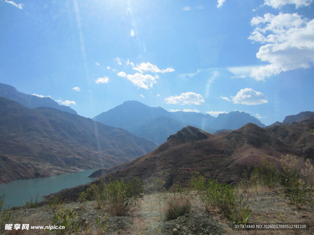 山间湖畔美景