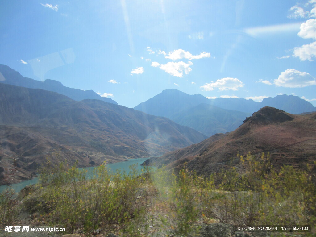 壮丽山河间的静谧湖景