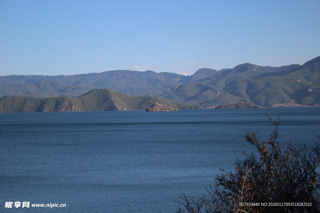 宁静湖景与远山风光