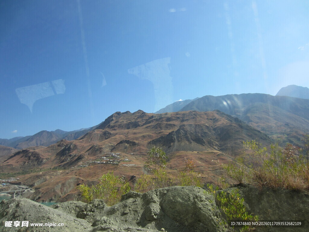 壮丽山景 蓝天映衬下的风光