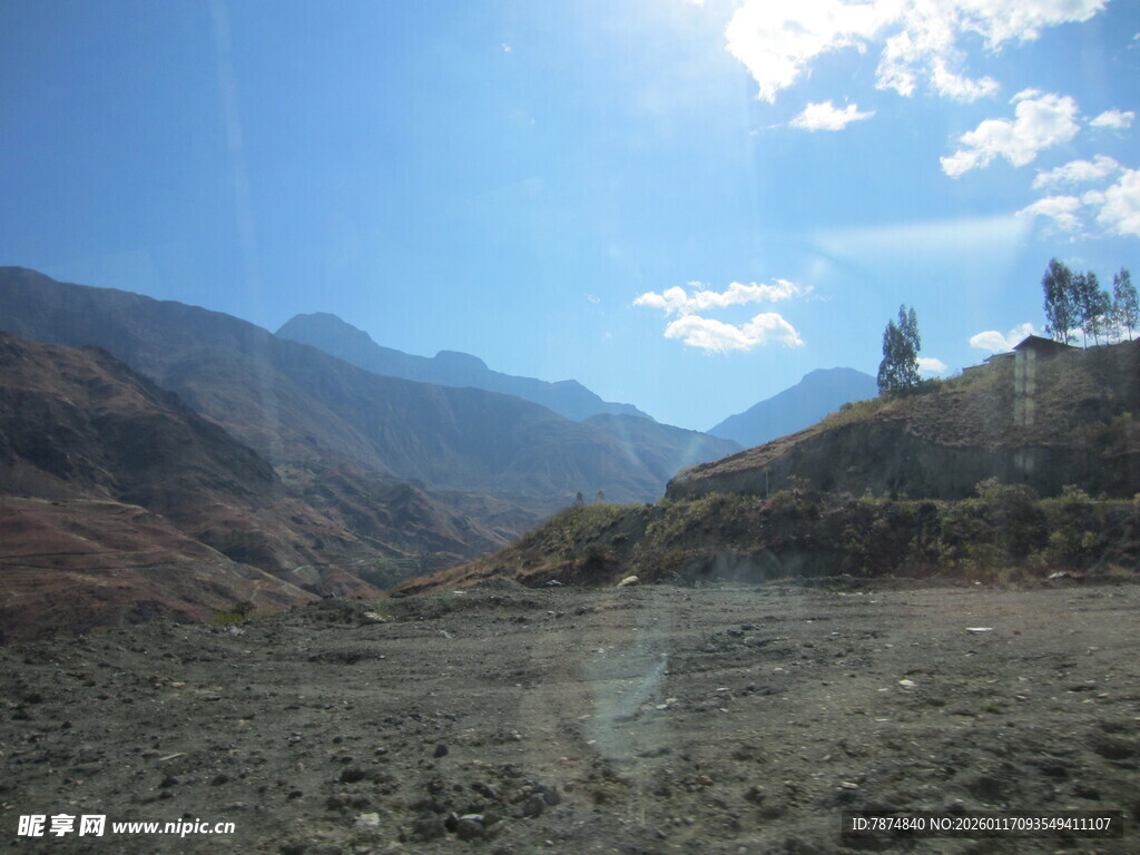 山间开阔地与远处山峰景色