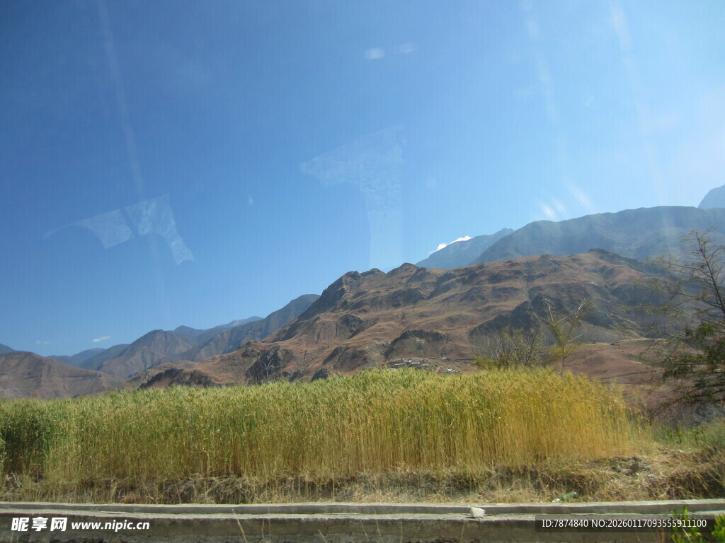 山间葱郁植被与蓝天美景