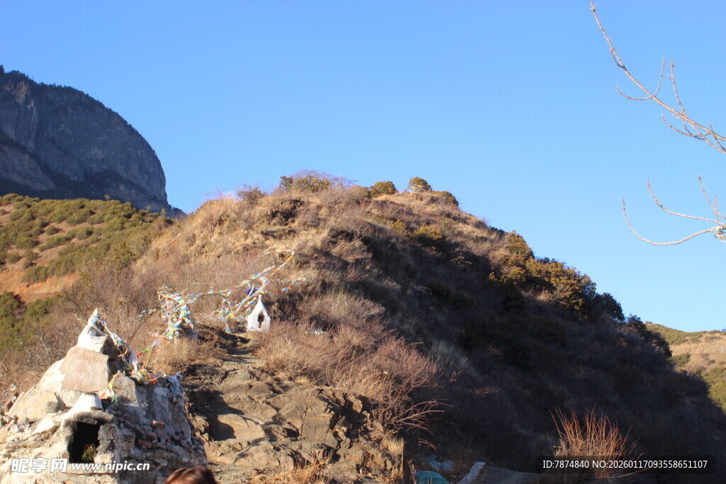 巍峨山峦景色