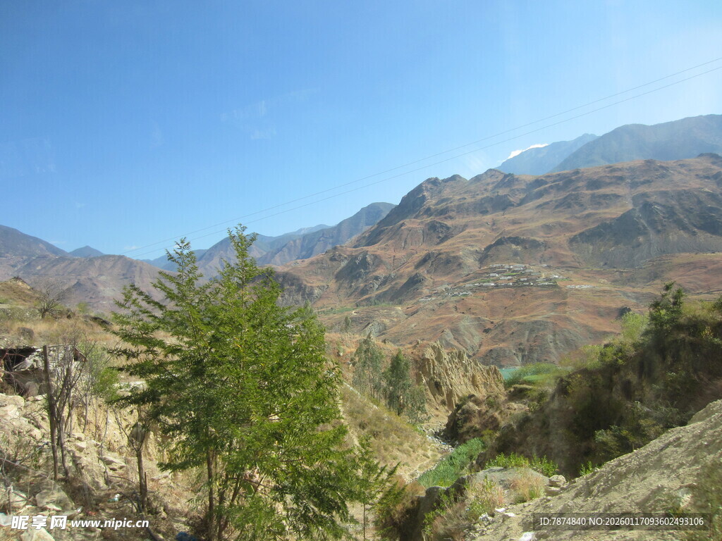 山间绿意盎然的秀丽景致