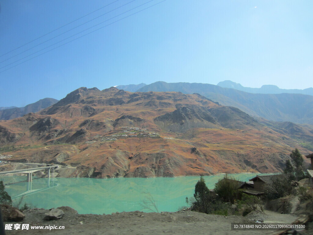 青山绿水间的壮美湖景