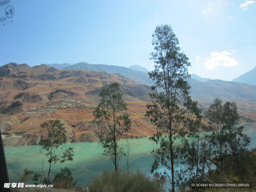 青山绿水间的秀丽湖景
