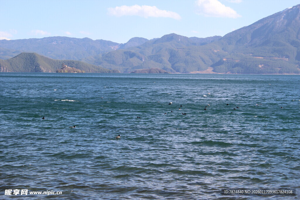 宁静湖水与远处山峦