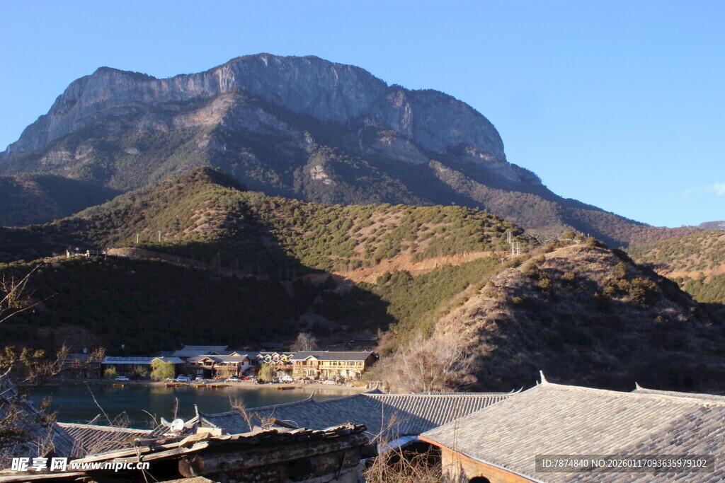 山间村落与巍峨山峰