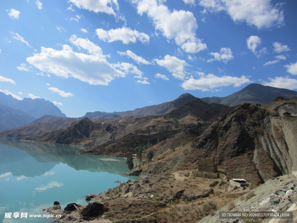 壮丽山水间的迷人湖景