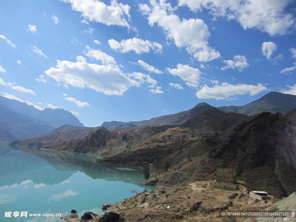 高山湖畔美景